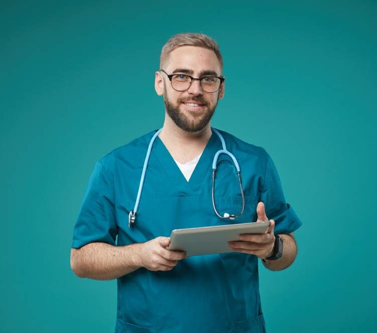 Un hospitalier heureux de sa garantie mutuelle agent hospitalier qui prends soin de lui