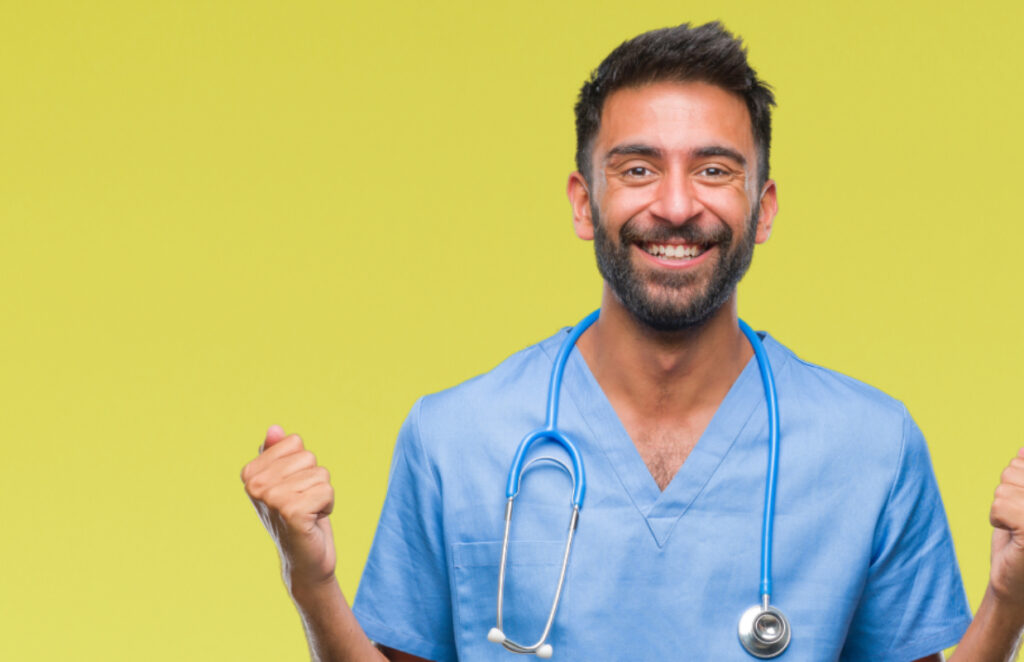 Agent hospitalier satisfait de sa mutuelle fonction publique hospitaliere.