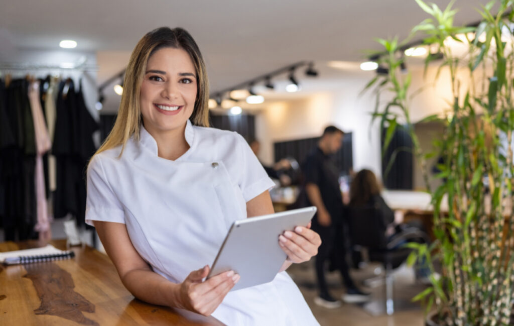 Coiffeuse qui témoigne de sa mutuelle avec le sourire.