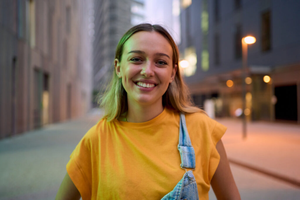 Jeune femme qui témoigne de sa mutuelle santé pour les jeunes, avec le sourire.