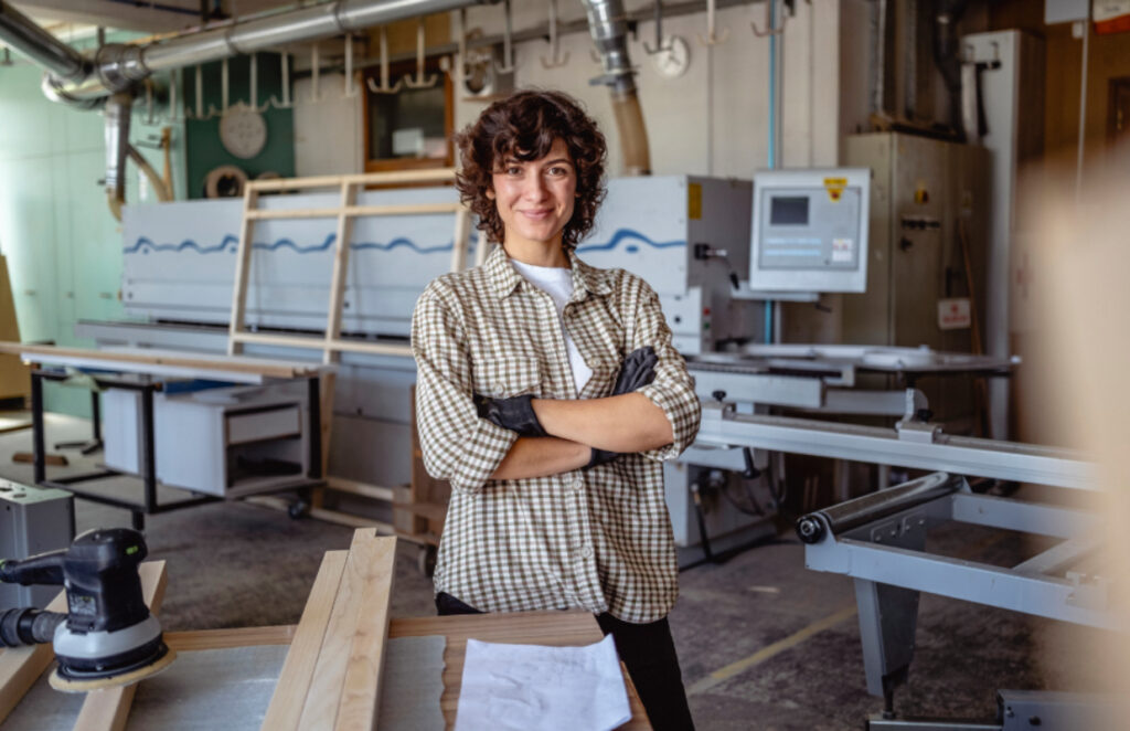 Artisan qui témoigne de son contrat de prévoyance avec son atelier en arrière plan